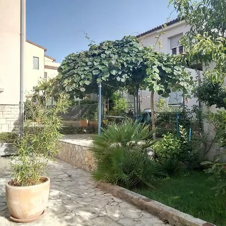 Vivian 아파트 풀라